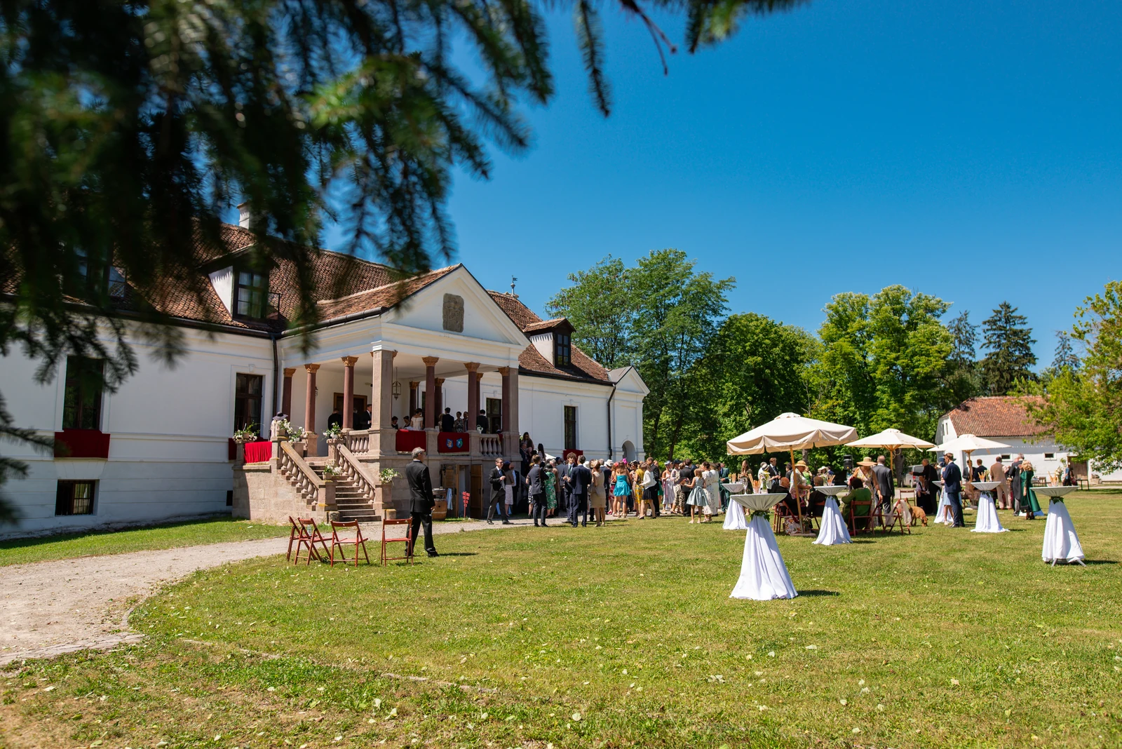 Wedding guests gathered in front of Miklósvár Castle