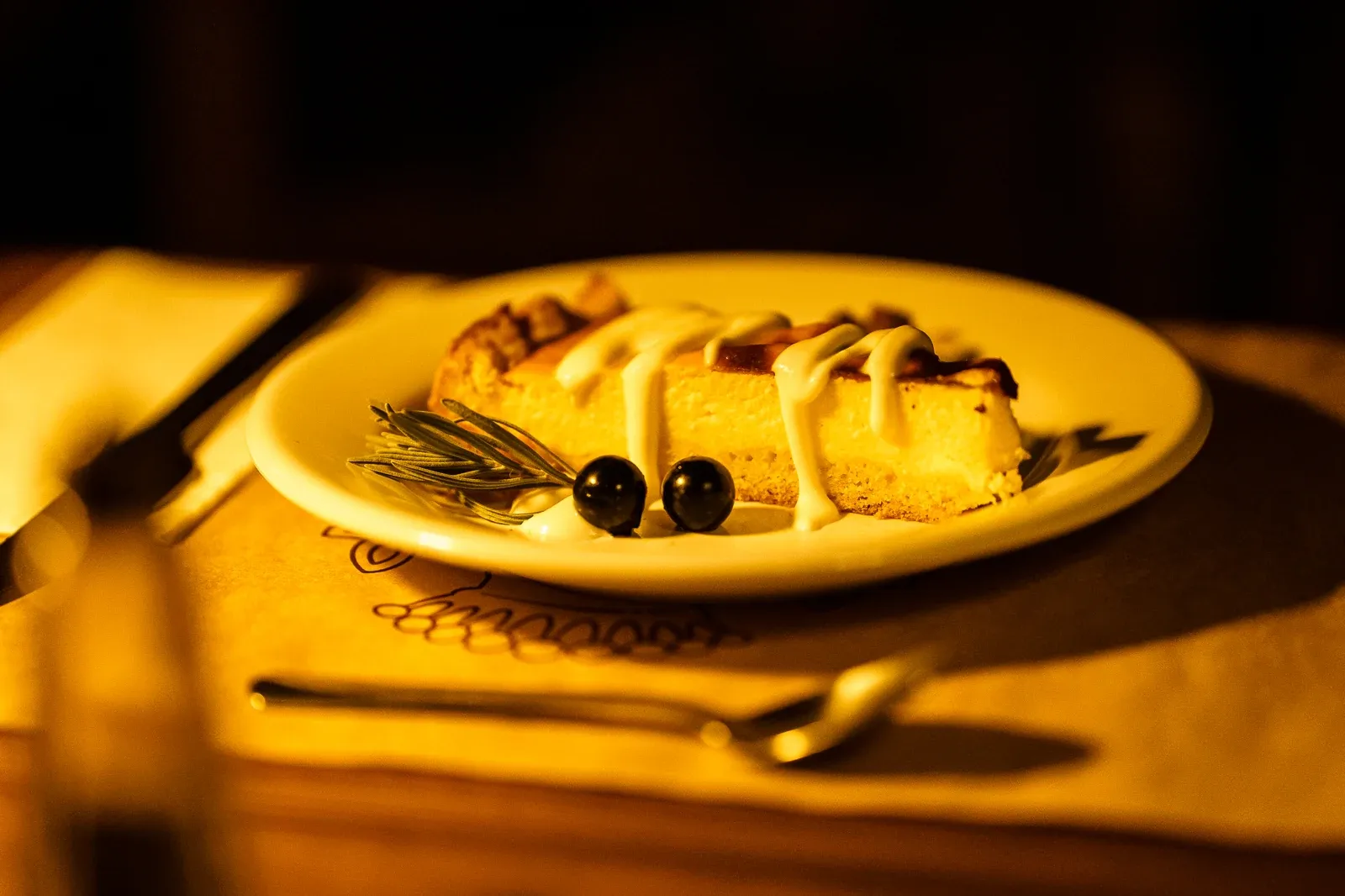 Dessert served on a candlelit dinner table during a Kálnoky Castle concert