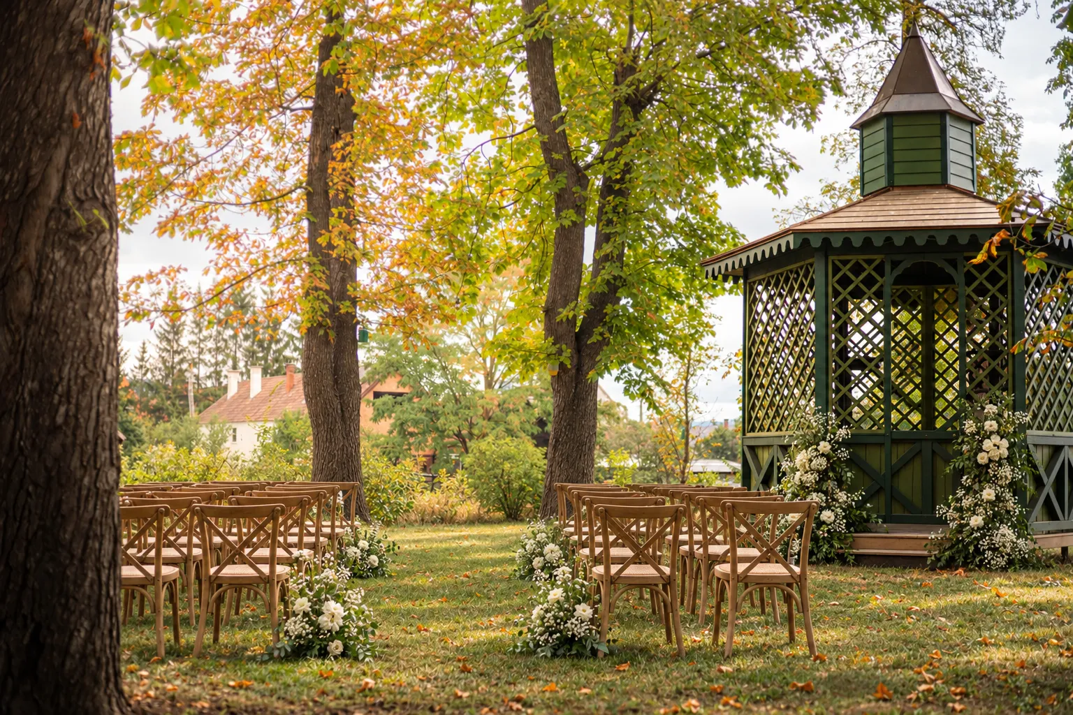 Wedding visualisation: wooden ceremony chairs and white flowers beside the Kőröspatak garden gazebo