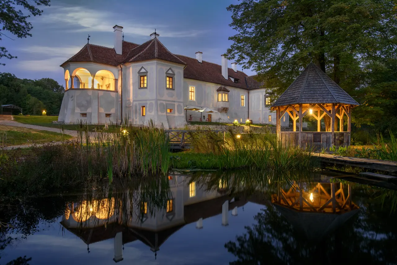 Miklósvár Castle and its garden at dusk